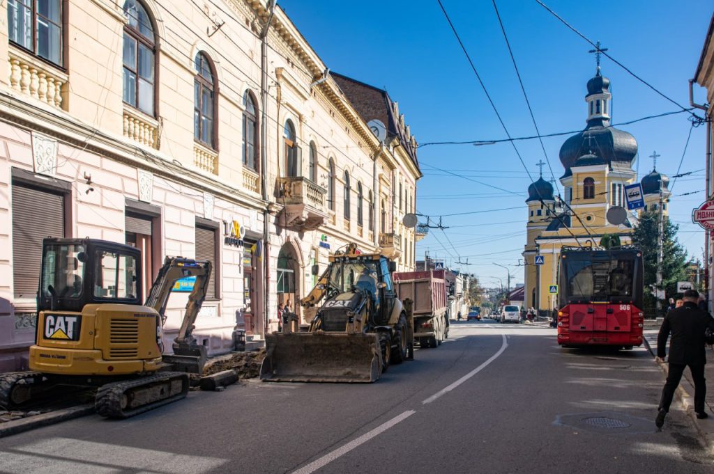 У Чернівцях облаштовують безбар’єрний маршрут на вулиці Руській