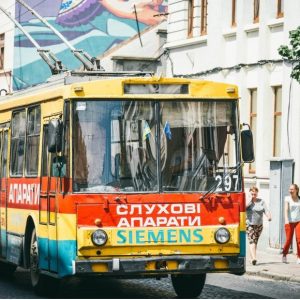 У Чернівцях дві зупинки «повернули» на свої місця