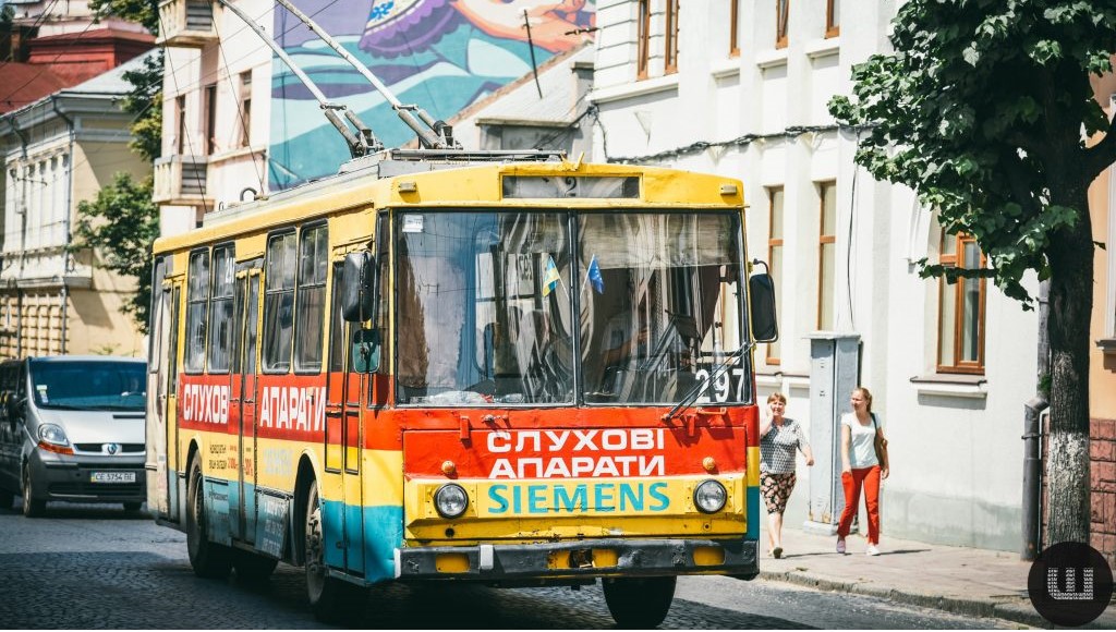 У Чернівцях дві зупинки «повернули» на свої місця