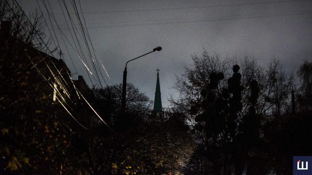 Не витримує коливань: у Чернівцях фіксують збої у роботі зовнішнього освітлення