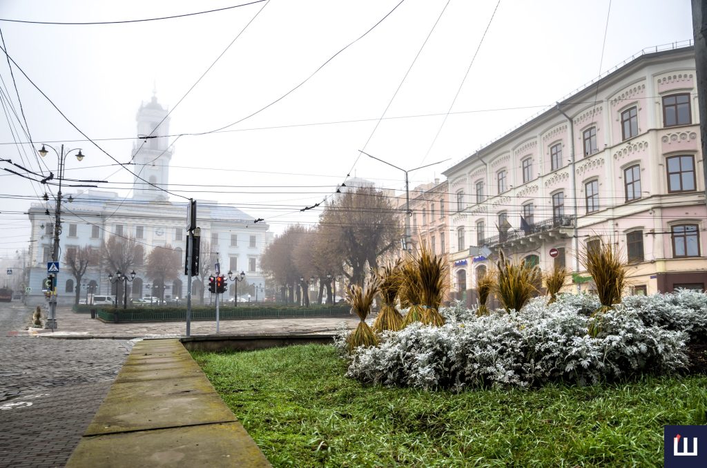 Місто ненадовго розчинилося: Чернівці накрив ранковий туман