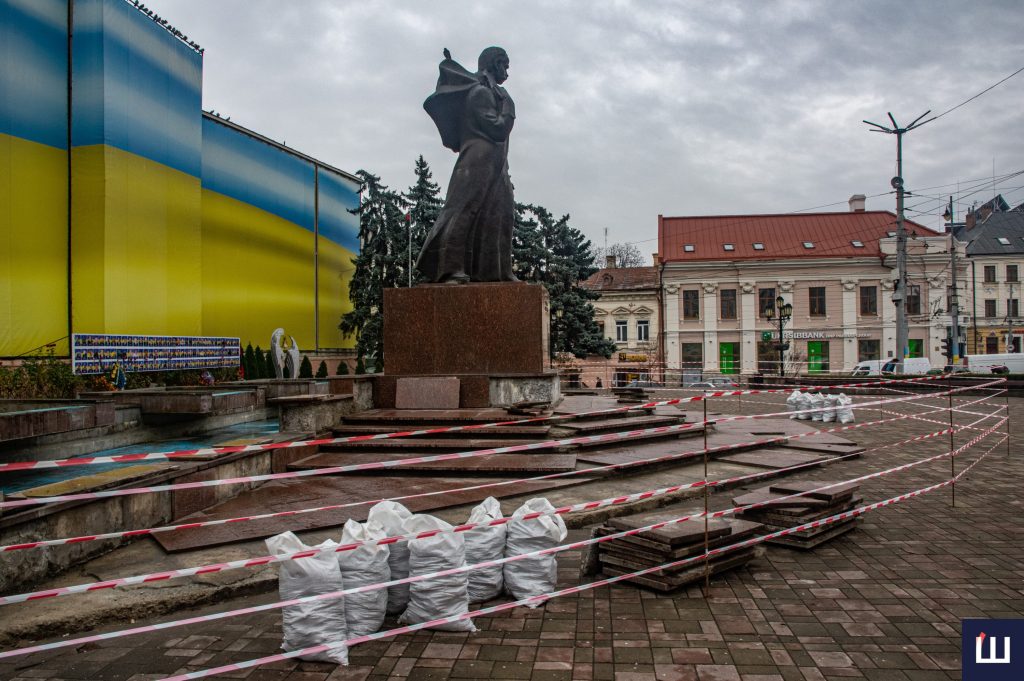 У Чернівцях біля пам’ятника Шевченкові перекладають плитку