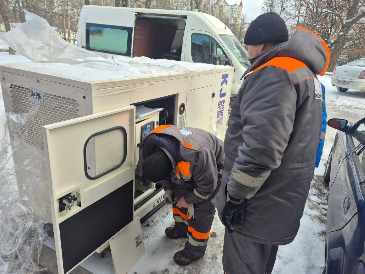 Комунальники з Чернівців поїхали до Києва, аби допомогти у відновленні після обстрілів