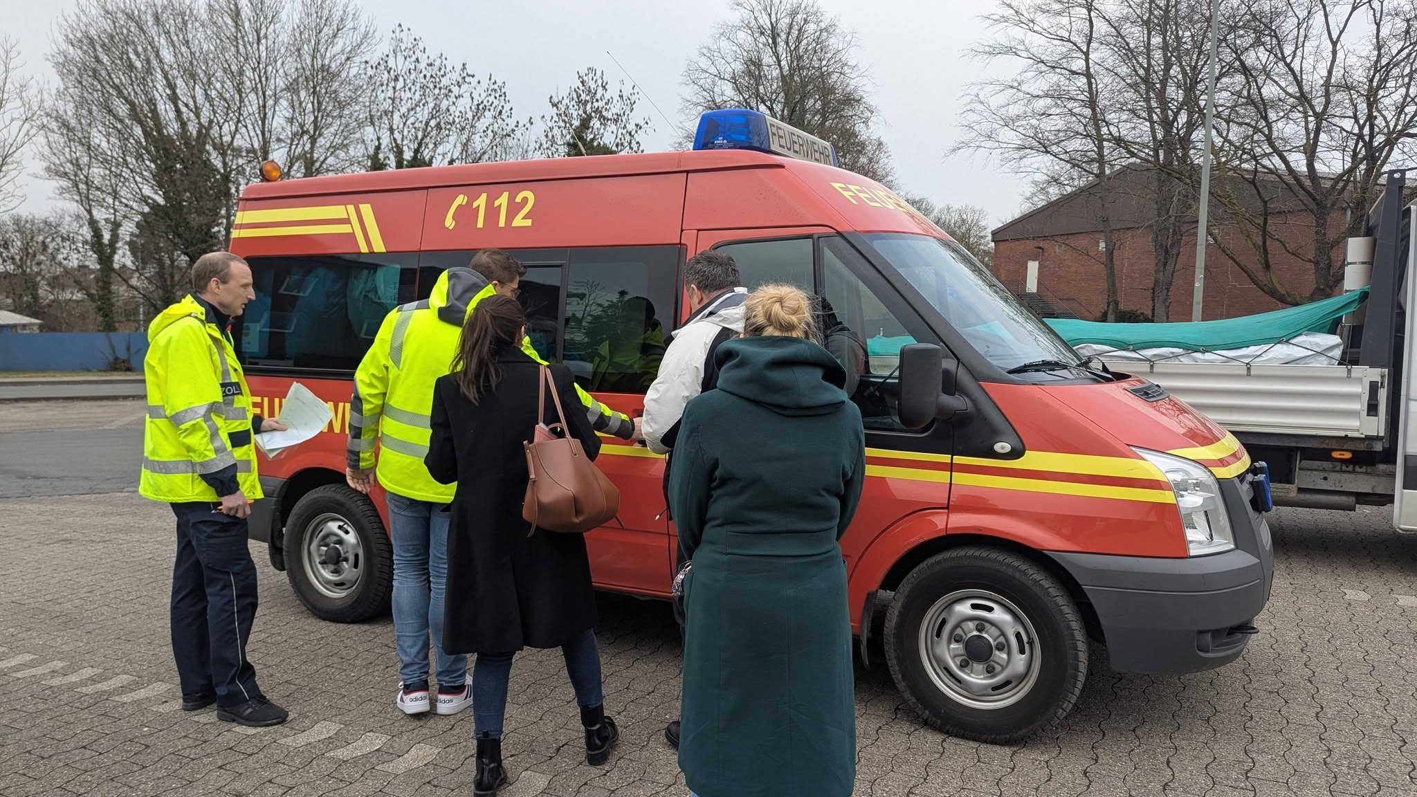 Хотин отримав 2 автівки та 17 генераторів від партнерів з Німеччини