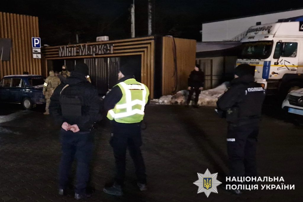 У Сторожинці чоловік кинув гранату в бік полійцейських: його затримали 