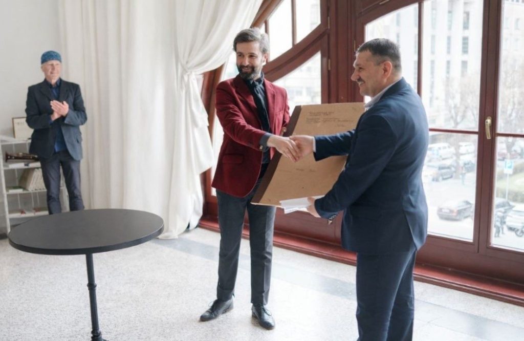 Чернівецький театр передав грамоту з нагоди відкриття 1905 року на зберіганння обласному архіву.