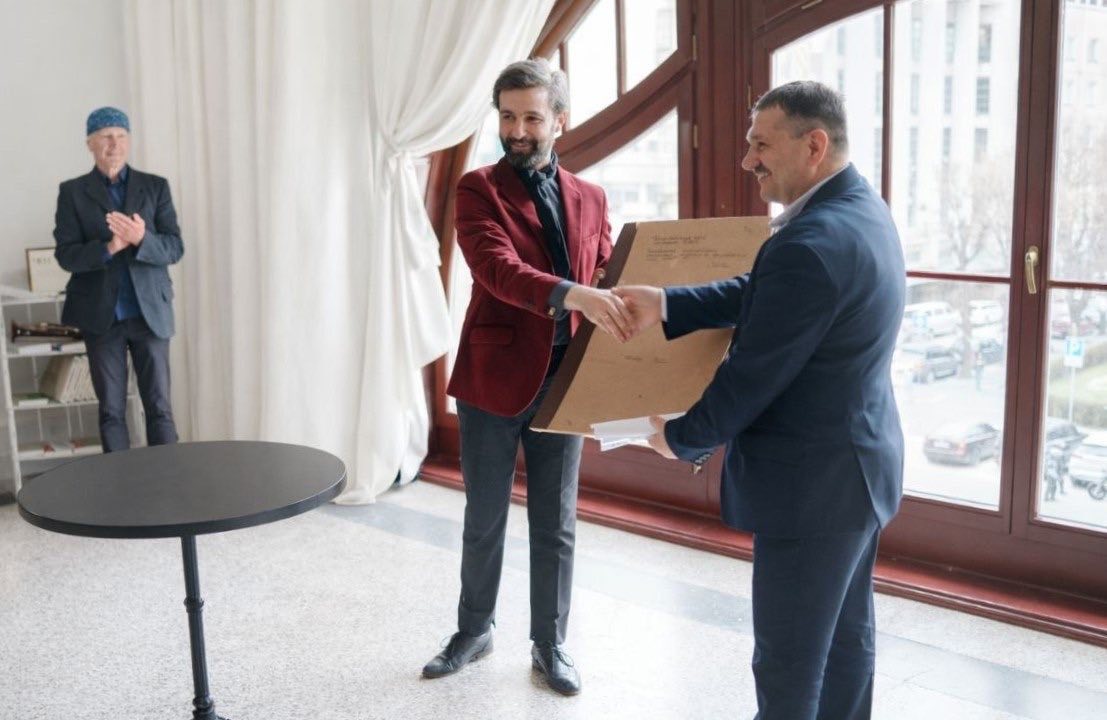 Чернівецький театр передав грамоту з нагоди відкриття 1905 року на зберіганння обласному архіву.