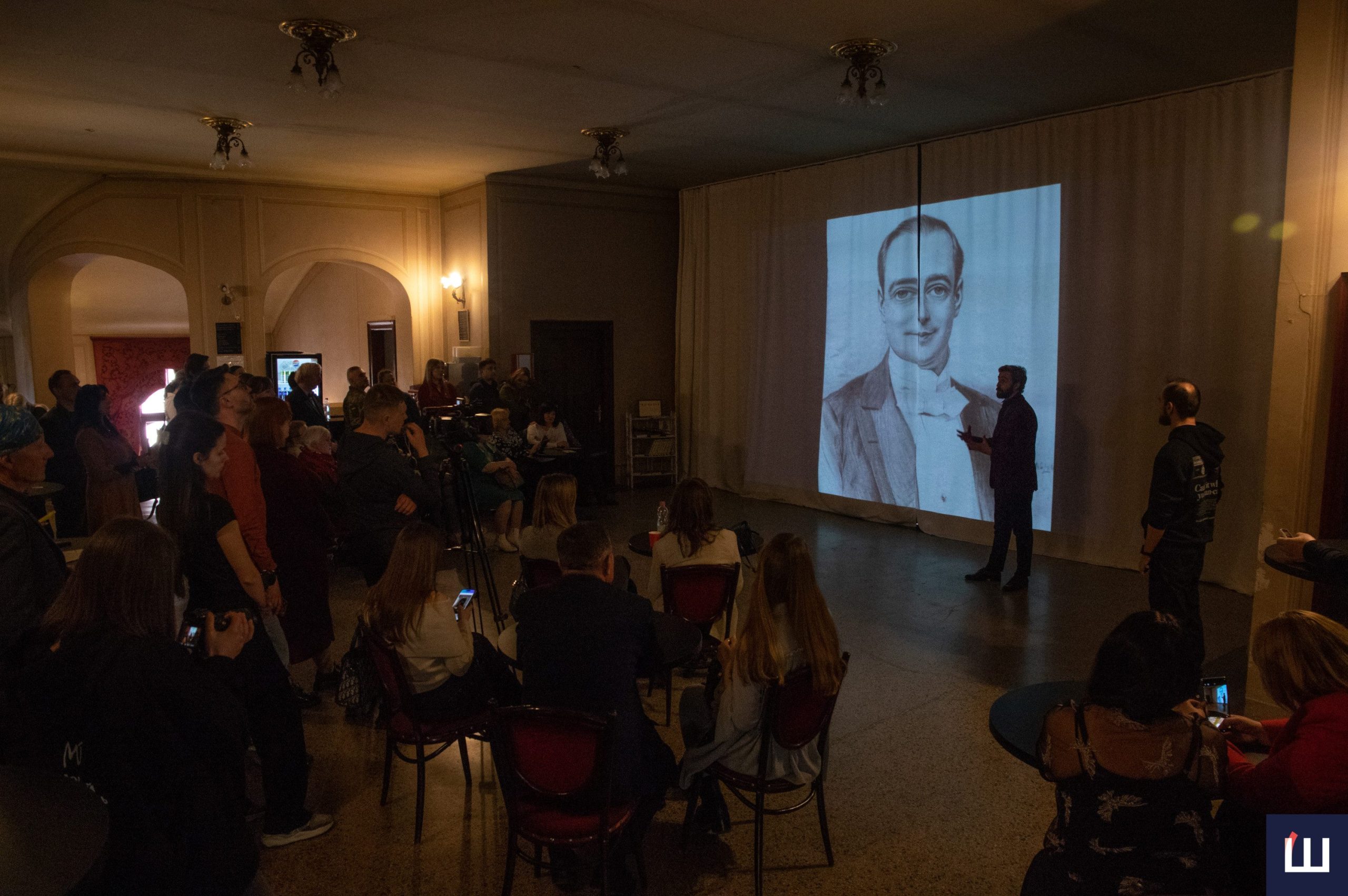 Сторічні плітки, артефакти минулого та новий погляд на Чернівеций театр: якою буде «Цікава екскурсія від директора театру»