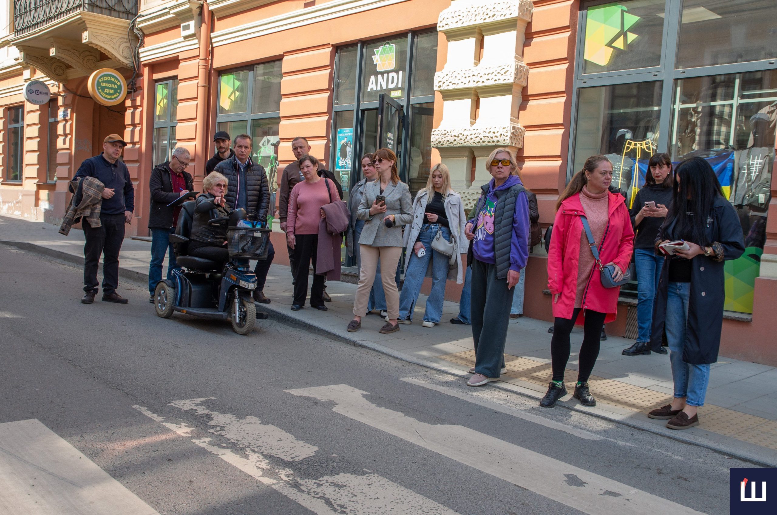 У Чернівцях перевірили безбар'єрний маршрут від Центральної площі до вулиці Фастівської