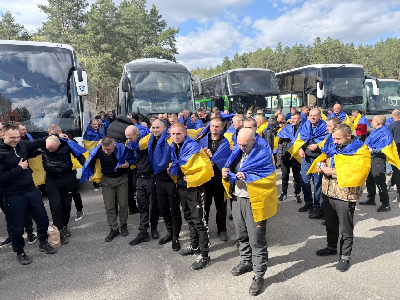 193 українські військові повертаються додому в межах обміну, – Президент України