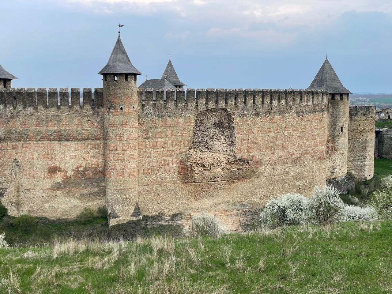 У Хотинській фортеці частково обвалилася стіна: що відомо
