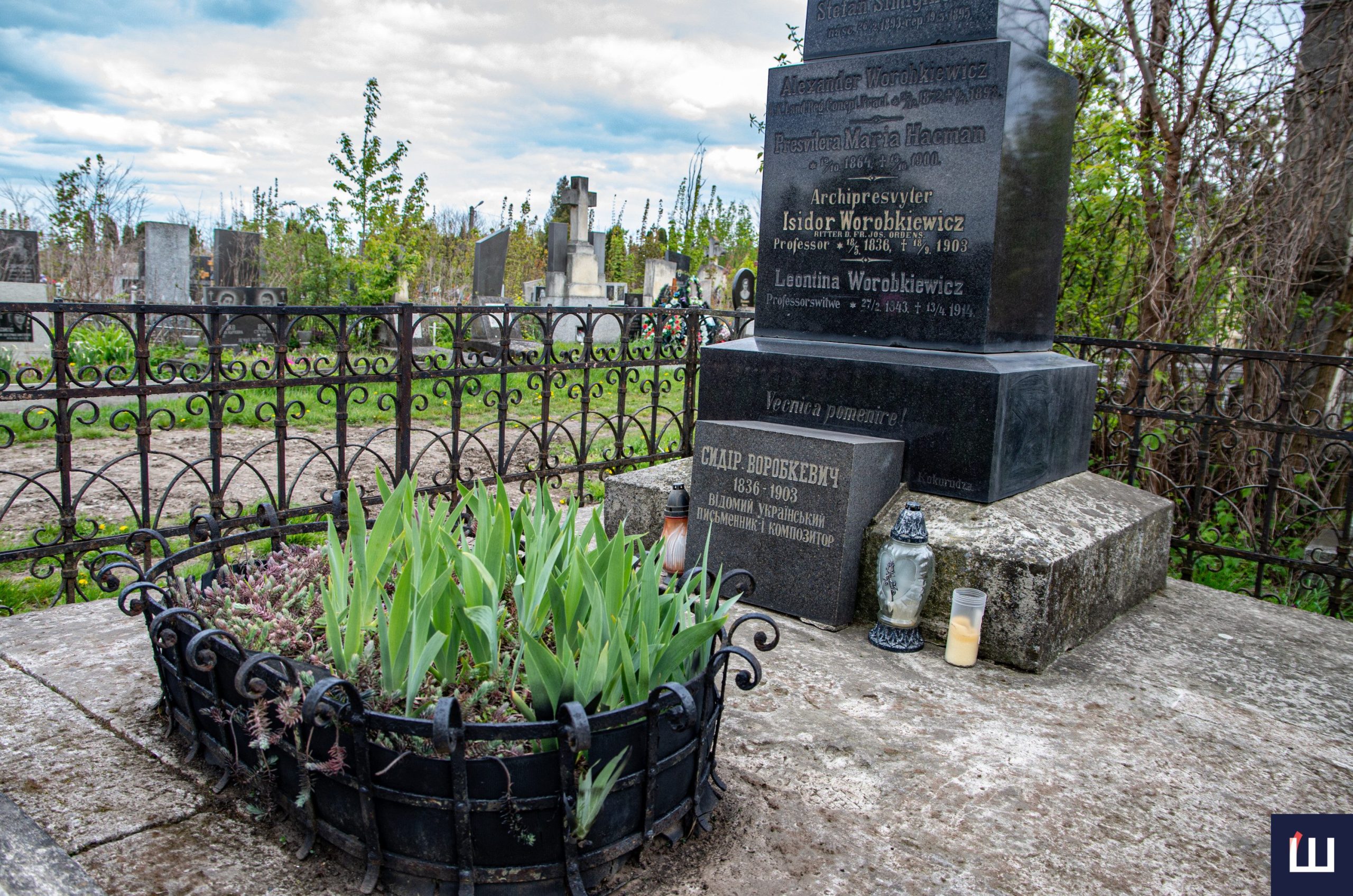 При житті квіти дарували, а що після смерти: хто доглядає за могилами відомих людей на цвинтарях Чернівців