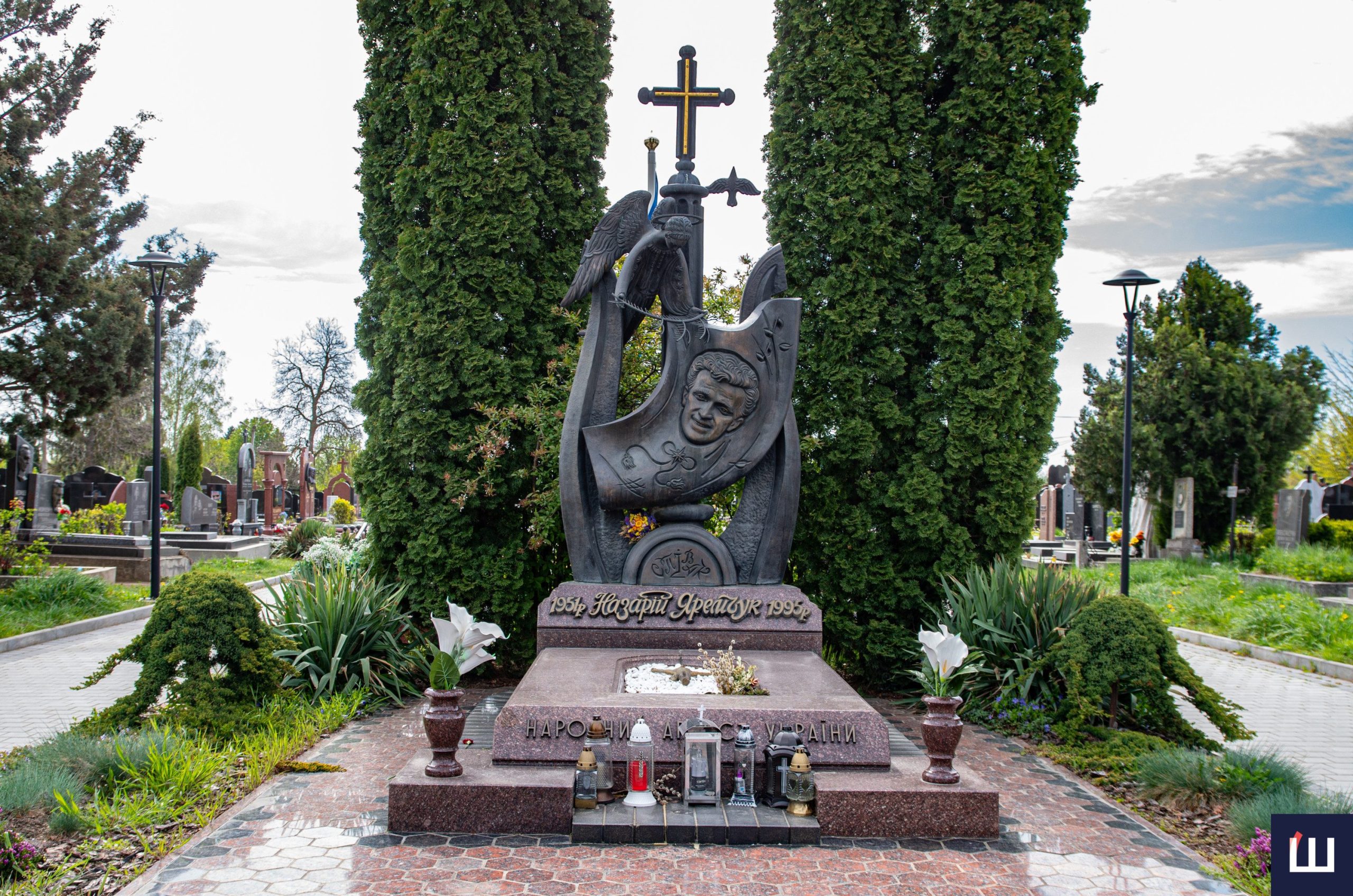 При житті квіти дарували, а що після смерти: хто доглядає за могилами відомих людей на цвинтарях Чернівців