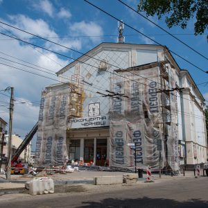 В кінотеатрі «Чернівці» проводять протиаварійні роботи: будівля пошкодилася внаслідок важкої зими