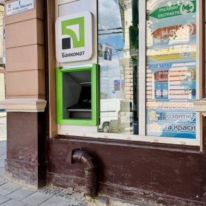 У Чернівцях банкомат для людей з інвалідністю встановили у недоступному місці: що кажуть у компанії