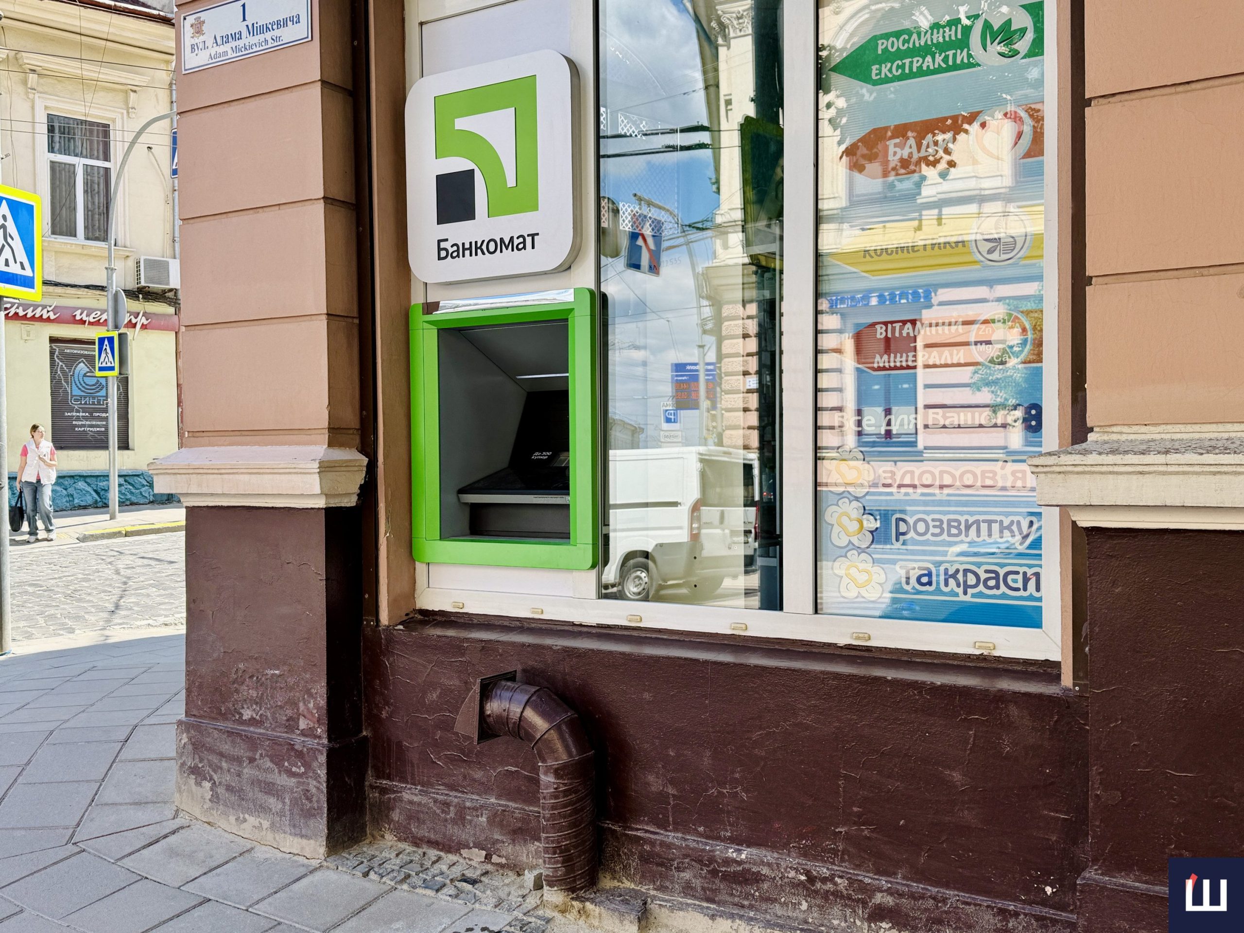 У Чернівцях банкомат для людей з інвалідністю встановили у недоступному місці: що кажуть у компанії
