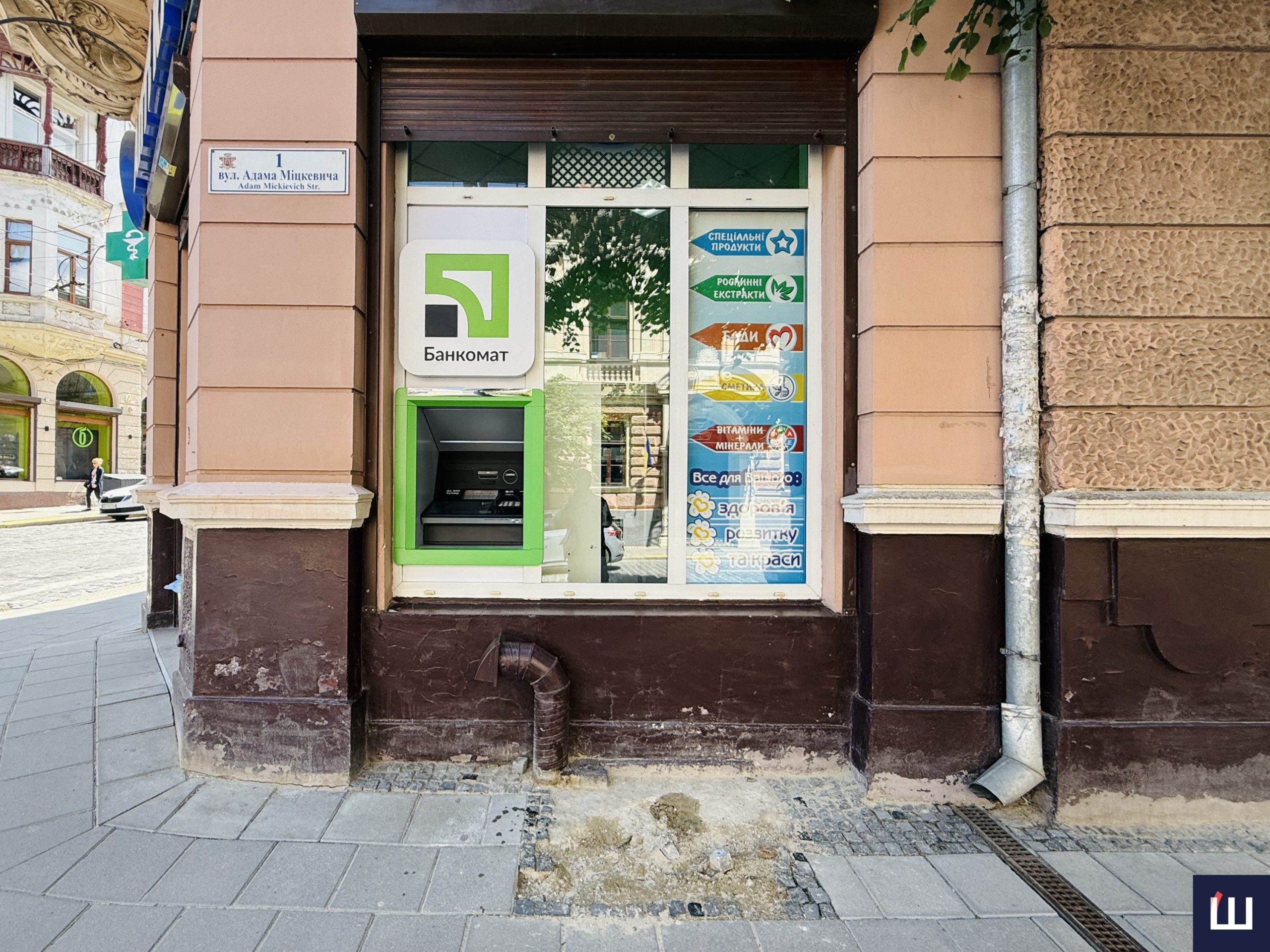 У Чернівцях банкомат для людей з інвалідністю встановили у недоступному місці: що кажуть у компанії