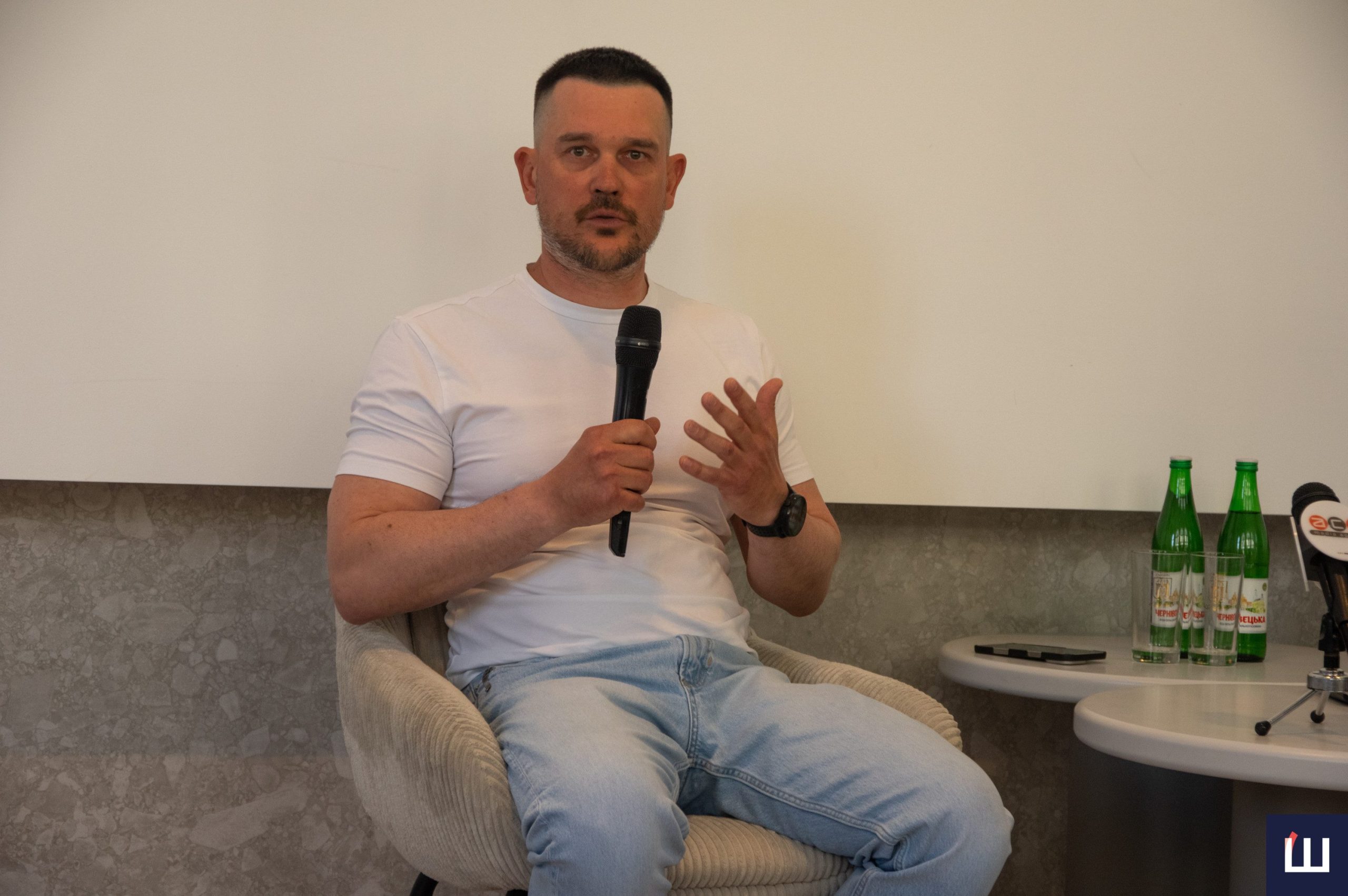 У Чернівцях презентували застосунок «Смарт Сіті». Розповідаємо які функції уже доступні та що планують додати Місія застосунку – зібрати усі міські сервіси у одній екосистемі. У Чернівцях відбулася презентація застосунку «Смарт Сіті». У ньому планують об'єднати усі транспортні, платіжні, інформаційні та безпекові сервіси міста. Зокрема, у «Смарт Сіті» чернівчани уже можуть оплатити паркування, штрафи, проїзд у комунальному транспорті та окремі комунальні платежі. Також для мешканців доступна карта укриттів та пунктів обігріву. Крім цього у застосунку передбачені і послуги «еДемократії». Так, жителі зможуть створювати звернення до міста, долучатися до петицій і опитувань, користуватися послугами ЦНАПів тощо. «Про створення такого застосунку ми говорили уже декілька років, переглядали різні варіанти і обрали той, який, на наш погляд, найзручніший», – каже чернівецький міський голова Роман Клічук. Чернівці стали першим містом, де запрацював застосунок. «Смарт Сіті» має невдовзі з'явитися також у Сумах, Ужгороді, Надвірній, Знам'янці та Доброславській громаді. Застосунок стовювали у партнерстві з платіжною системою «Portmone». За словами комерційного директора компанії Андрія Кіктенка на розробку витратитили понад 100 тисяч доларів, але місту він обійшовся лише в одну гривню. Водночас, значна кількість платежів у «Смарт Сіті» також давно доступні у банківських застосунках. Але на думку Кіктенка «Portmone» (на базі якого працює низка функцій у «Смарт Сіті») та інші фінтех-компанії значно гнучкіші у пошуку платіжних рішень. Це дозволяє користувачам оплатити комунальні послуги, паркування, проїзд та навіть послуги ЦНАПів у межах одного застосунку. «Ми практично реалізували той функціонал, який ми планували, який є важливим для міста. Як буде розвиватися застосунок далі важко сказати. Зараз люди почнуть користуватися і давати фідбек чого їм бракує. Ми будемо збирати ці бажання і оцінювати наскільки ці функції дійсно важливі для людей», – каже Андрій Кіктенко. Застосунок також стане і окремим майданчиком для інформування чернівчан. Так, у ньому з'являтимуться повідомлення про повітряну тривогу, зміни руху транспорту, обмеження руху та перекриття доріг та інші важливі новини. Незабаром у застосунку можна буде також купити разові квитки та слідкувати за рухом громадського транспорту на мапі. «Смарт Сіті» вже доступний для завантаження у App Store та Google Play Market. Для доступу до усіх сервісів необхідно також верифікуватися за допомогою Дії.