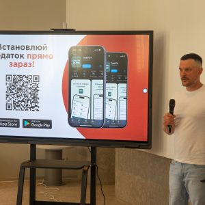 У Чернівцях презентували застосунок «Смарт Сіті». Розповідаємо які функції уже доступні та що планують додати Місія застосунку – зібрати усі міські сервіси у одній екосистемі. У Чернівцях відбулася презентація застосунку «Смарт Сіті». У ньому планують об'єднати усі транспортні, платіжні, інформаційні та безпекові сервіси міста. Зокрема, у «Смарт Сіті» чернівчани уже можуть оплатити паркування, штрафи, проїзд у комунальному транспорті та окремі комунальні платежі. Також для мешканців доступна карта укриттів та пунктів обігріву. Крім цього у застосунку передбачені і послуги «еДемократії». Так, жителі зможуть створювати звернення до міста, долучатися до петицій і опитувань, користуватися послугами ЦНАПів тощо. «Про створення такого застосунку ми говорили уже декілька років, переглядали різні варіанти і обрали той, який, на наш погляд, найзручніший», – каже чернівецький міський голова Роман Клічук. Чернівці стали першим містом, де запрацював застосунок. «Смарт Сіті» має невдовзі з'явитися також у Сумах, Ужгороді, Надвірній, Знам'янці та Доброславській громаді. Застосунок стовювали у партнерстві з платіжною системою «Portmone». За словами комерційного директора компанії Андрія Кіктенка на розробку витратитили понад 100 тисяч доларів, але місту він обійшовся лише в одну гривню. Водночас, значна кількість платежів у «Смарт Сіті» також давно доступні у банківських застосунках. Але на думку Кіктенка «Portmone» (на базі якого працює низка функцій у «Смарт Сіті») та інші фінтех-компанії значно гнучкіші у пошуку платіжних рішень. Це дозволяє користувачам оплатити комунальні послуги, паркування, проїзд та навіть послуги ЦНАПів у межах одного застосунку. «Ми практично реалізували той функціонал, який ми планували, який є важливим для міста. Як буде розвиватися застосунок далі важко сказати. Зараз люди почнуть користуватися і давати фідбек чого їм бракує. Ми будемо збирати ці бажання і оцінювати наскільки ці функції дійсно важливі для людей», – каже Андрій Кіктенко. Застосунок також стане і окремим майданчиком для інформування чернівчан. Так, у ньому з'являтимуться повідомлення про повітряну тривогу, зміни руху транспорту, обмеження руху та перекриття доріг та інші важливі новини. Незабаром у застосунку можна буде також купити разові квитки та слідкувати за рухом громадського транспорту на мапі. «Смарт Сіті» вже доступний для завантаження у App Store та Google Play Market. Для доступу до усіх сервісів необхідно також верифікуватися за допомогою Дії.
