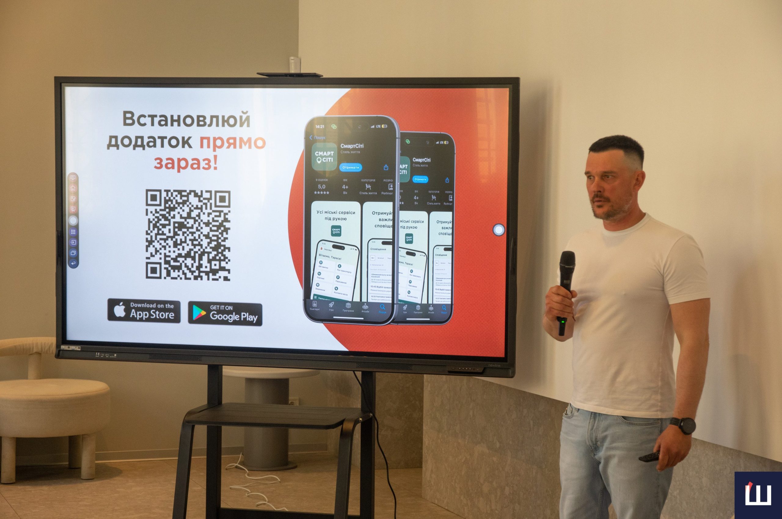 У Чернівцях презентували застосунок «Смарт Сіті». Розповідаємо які функції уже доступні та що планують додати Місія застосунку – зібрати усі міські сервіси у одній екосистемі. У Чернівцях відбулася презентація застосунку «Смарт Сіті». У ньому планують об'єднати усі транспортні, платіжні, інформаційні та безпекові сервіси міста. Зокрема, у «Смарт Сіті» чернівчани уже можуть оплатити паркування, штрафи, проїзд у комунальному транспорті та окремі комунальні платежі. Також для мешканців доступна карта укриттів та пунктів обігріву. Крім цього у застосунку передбачені і послуги «еДемократії». Так, жителі зможуть створювати звернення до міста, долучатися до петицій і опитувань, користуватися послугами ЦНАПів тощо. «Про створення такого застосунку ми говорили уже декілька років, переглядали різні варіанти і обрали той, який, на наш погляд, найзручніший», – каже чернівецький міський голова Роман Клічук. Чернівці стали першим містом, де запрацював застосунок. «Смарт Сіті» має невдовзі з'явитися також у Сумах, Ужгороді, Надвірній, Знам'янці та Доброславській громаді. Застосунок стовювали у партнерстві з платіжною системою «Portmone». За словами комерційного директора компанії Андрія Кіктенка на розробку витратитили понад 100 тисяч доларів, але місту він обійшовся лише в одну гривню. Водночас, значна кількість платежів у «Смарт Сіті» також давно доступні у банківських застосунках. Але на думку Кіктенка «Portmone» (на базі якого працює низка функцій у «Смарт Сіті») та інші фінтех-компанії значно гнучкіші у пошуку платіжних рішень. Це дозволяє користувачам оплатити комунальні послуги, паркування, проїзд та навіть послуги ЦНАПів у межах одного застосунку. «Ми практично реалізували той функціонал, який ми планували, який є важливим для міста. Як буде розвиватися застосунок далі важко сказати. Зараз люди почнуть користуватися і давати фідбек чого їм бракує. Ми будемо збирати ці бажання і оцінювати наскільки ці функції дійсно важливі для людей», – каже Андрій Кіктенко. Застосунок також стане і окремим майданчиком для інформування чернівчан. Так, у ньому з'являтимуться повідомлення про повітряну тривогу, зміни руху транспорту, обмеження руху та перекриття доріг та інші важливі новини. Незабаром у застосунку можна буде також купити разові квитки та слідкувати за рухом громадського транспорту на мапі. «Смарт Сіті» вже доступний для завантаження у App Store та Google Play Market. Для доступу до усіх сервісів необхідно також верифікуватися за допомогою Дії.