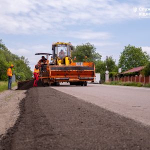 На Буковині розпочали укріплення узбіч на трасі М-19