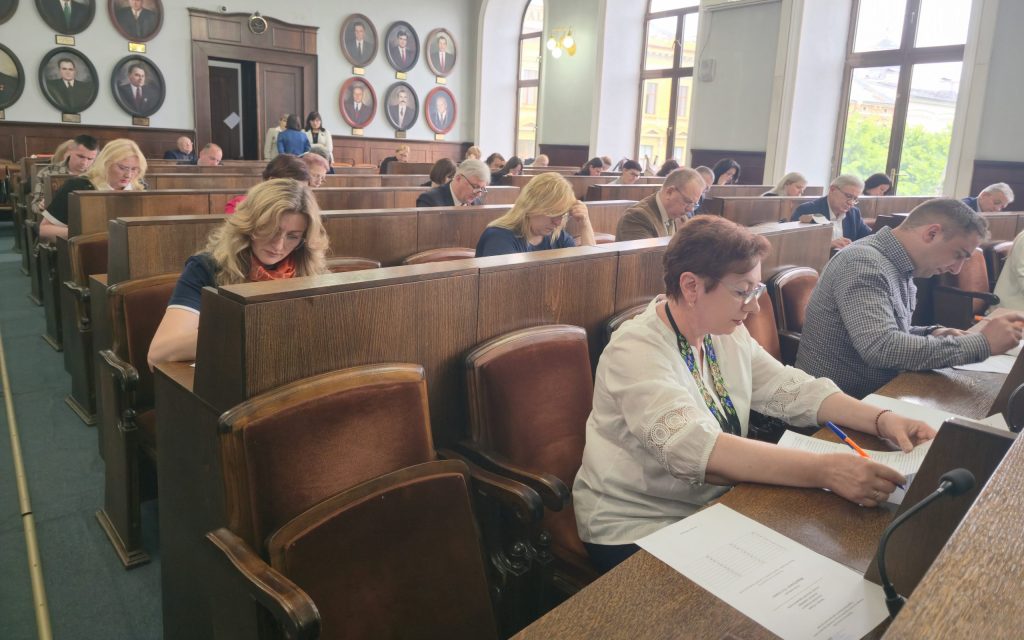 Четверо переможців є чинними директорами обраних шкіл.