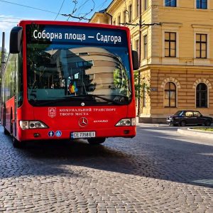 Після прибуття всі охочі зможуть долучитися до екскурсії «Таємниці Садгори» під егідою Володимира Новака. З нагоди відзначення 255-ї річниці Садгори для чернівчан та гостей міста організують спеціальний екскурсійний автобус. На святкування ним можна буде дістатися завтра, 20 вересня. Про це повідомили в Чернівецькій міській раді. Автобус вирушить об 11:00 із зупинки «вулиця Гоголя», що поблизу Соборної площі, та доставить пасажирів до центрального скверу Садгори. Після прибуття всі охочі зможуть долучитися до екскурсії «Таємниці Садгори» під егідою Володимира Новака. Учасники матимуть змогу більше дізнатися про історію Садгори, її знакові місця, цікаві факти та маловідомі сторінки минулого. Після екскурсії гості зможуть залишитися у Садгорі та долучитися до заходів, які присвятили річниці її заснування. У зворотному напрямку автобус вирушить о 20:00 із Садгори та доставить пасажирів до Соборної площі. Нагадаємо, що в Чернівцях проведуть тиждень туризму: які заходи запланували.