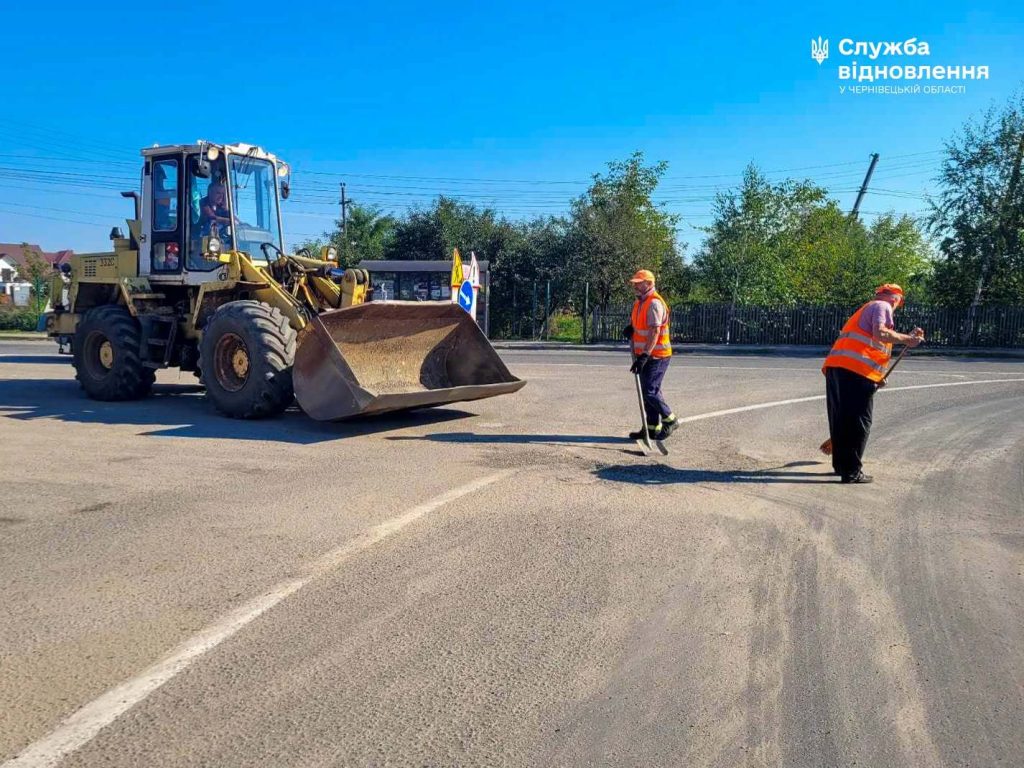 На головних дорогах Чернівецької області виконують роботи з експлуатаційного утримання