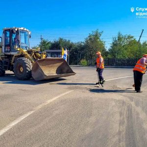 На головних дорогах Чернівецької області виконують роботи з експлуатаційного утримання