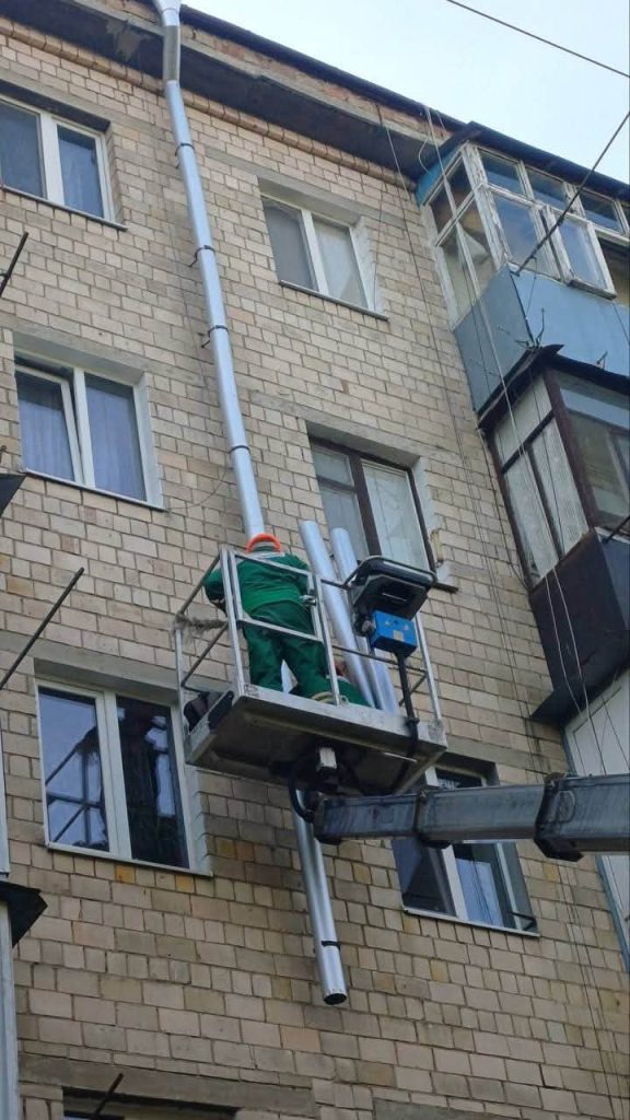 У будинках Чернівців замінили та відновили 288 метрів водостічних труб
